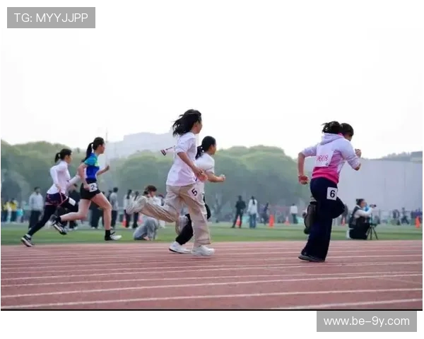 小球队赛场热烈氛围在社区巷弄间激荡人心情感律动的欢呼声回响里