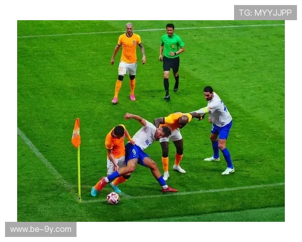 深入解析足球护球时搬腿动作的技战术运用与多重比赛场景实战价值